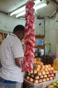 দোকানে ঝুলছে নকল চেরী