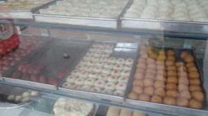 খুলনা মহানগরীর আল মদিনা ষ্টোরে সন্দেশে দেওয়া হচ্ছে নকল চেরী