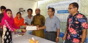 সনদপত্র প্রদান করছেন খুলনা পাওয়ার কোং লিঃ এর ম্যানেজার শ্রীনাথ আচার্য্য