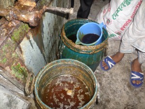 শের-এ-বাংলা রোডের বিউটি বেকারীতে বিভিন্ন খাদ্যে ব্যবহৃত রং, সিরাপ, পানি...